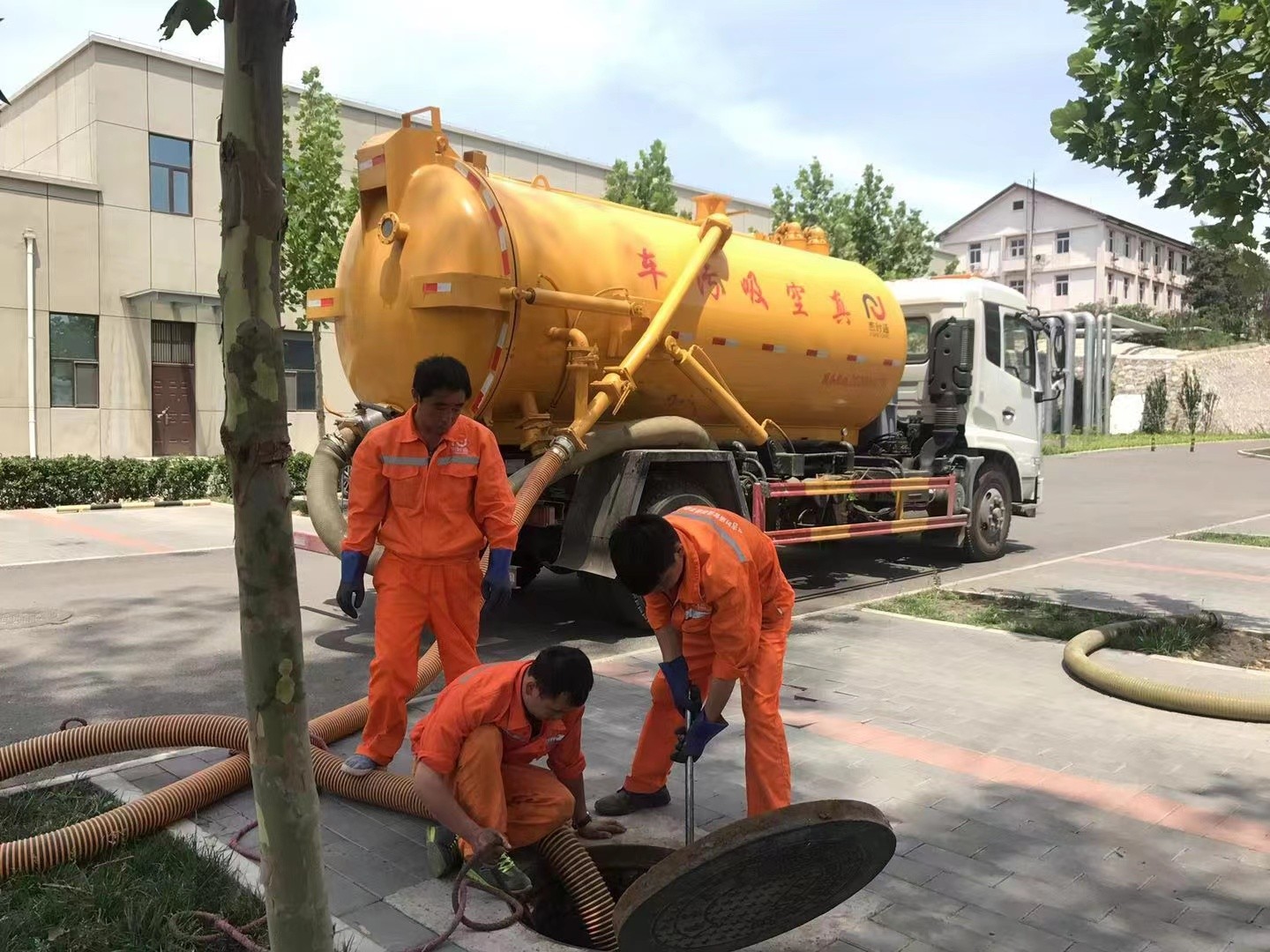 杂多管道疏通车停在窨井附近